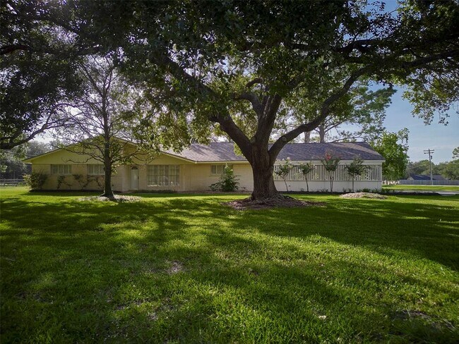 Primary Photo - 902 Clover Ridge Ave