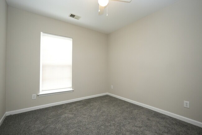 Building Photo - Charming 3-Bedroom, 3-Bathroom Townhome