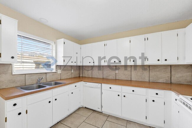 Building Photo - 3225 Crites St