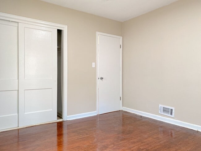 Building Photo - Beautifully updated 5 bed 2 bath house $2200
