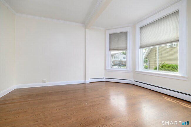 Building Photo - 18 Elm Tree Pl