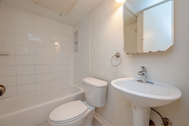 Building Photo - 6402 Del Monte Dr