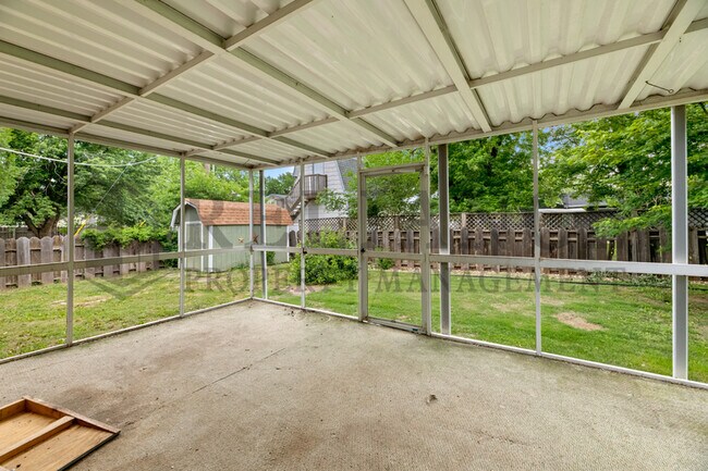 Building Photo - 614 N Brownthrush Ln