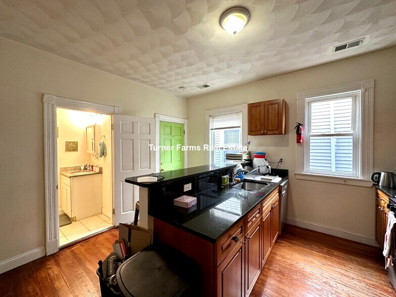 Building Photo - 8 Carmel St