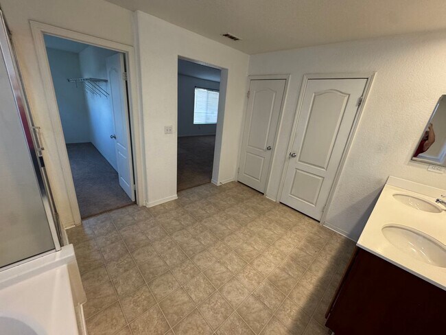 Building Photo - Spacious 5 bedroom home