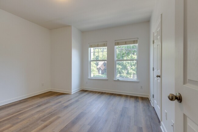 Building Photo - 816 Hillview Heights
