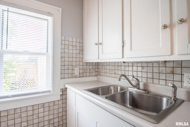 Building Photo - 4515 Drake Dr