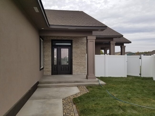 Building Photo - Occupied, do not disturb tenants. West Valley 3 bedroom 2.5 bath plus an office,  custom built re...