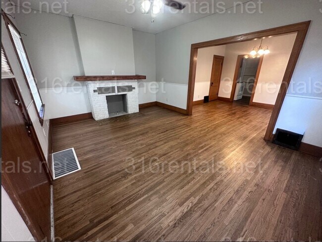Building Photo - $775 - 2 bed 1 bath - Delightful and spaci...