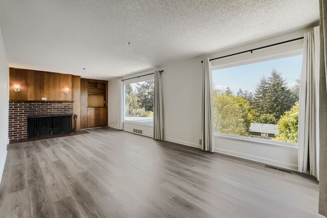 Building Photo - Recently Updated 3 Bed 2 Bath Seattle Home w/ Attached Garage!