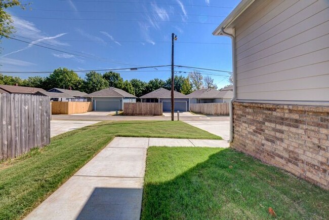 Building Photo - 3/2/2 Craftsman Style Home