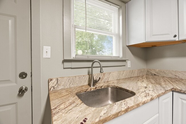 Building Photo - 1724 W 19th St