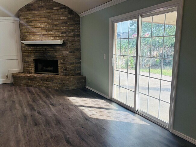 Building Photo - Beautiful Home in Westbury South Ready for Move-In!