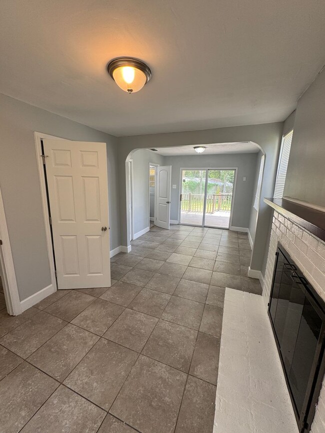 Building Photo - Freshly Renovated 3/2 Single Family in Wes...