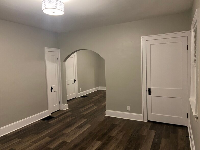 Building Photo - 2112 Cathedral Ave