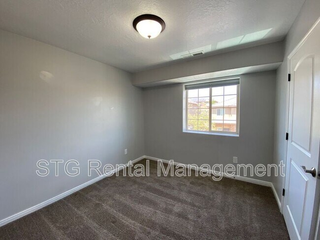 Building Photo - 290 W Buena Vista