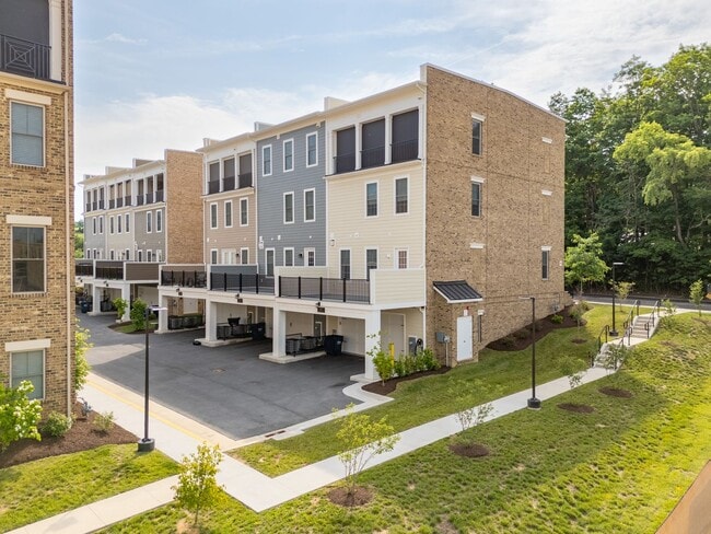 Building Photo - 4 bedroom 4.5 bath townhouse @ Midtown!