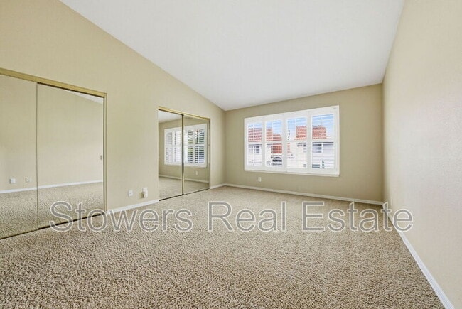 Building Photo - 350 Bellflower Dr