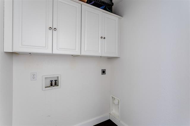 Building Photo - 5922 Royalcrest Dr
