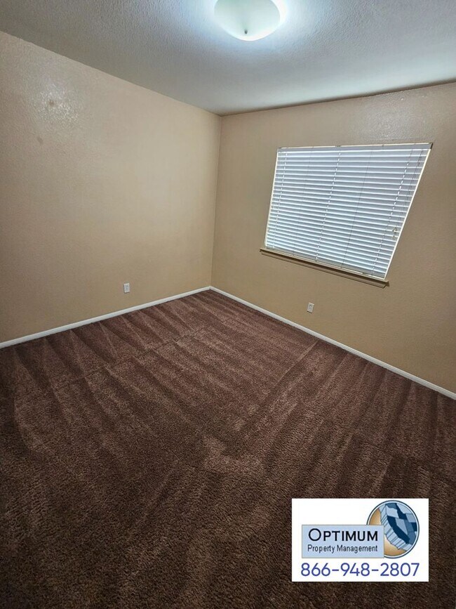 Building Photo - Spacious 6 bedroom , 3 bathroom home with downstairs bedroom and bath