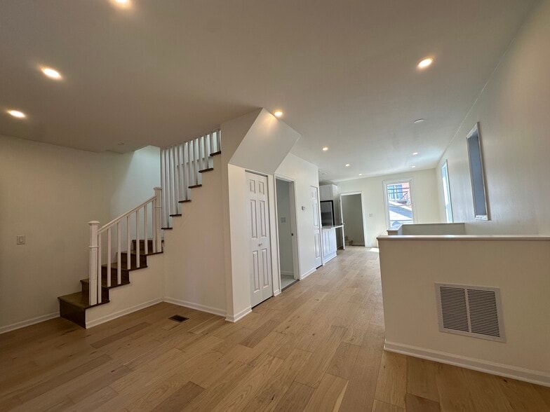 Building Photo - 2037 N Damen Ave