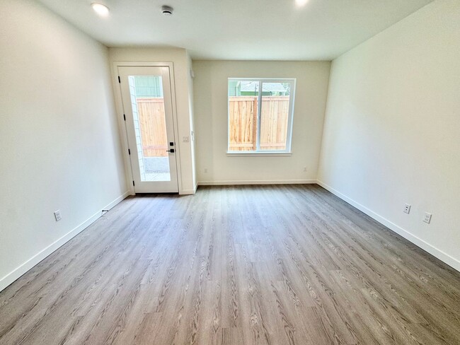 Building Photo - *1 MONTH FREE RENT* A 2bd/2bath Modern Tow...