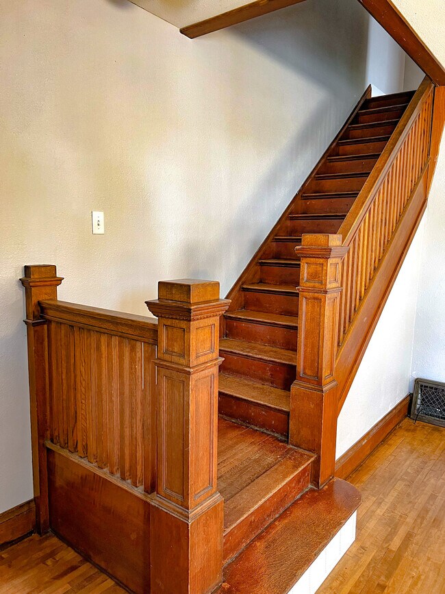 Building Photo - 820 10th Ave N