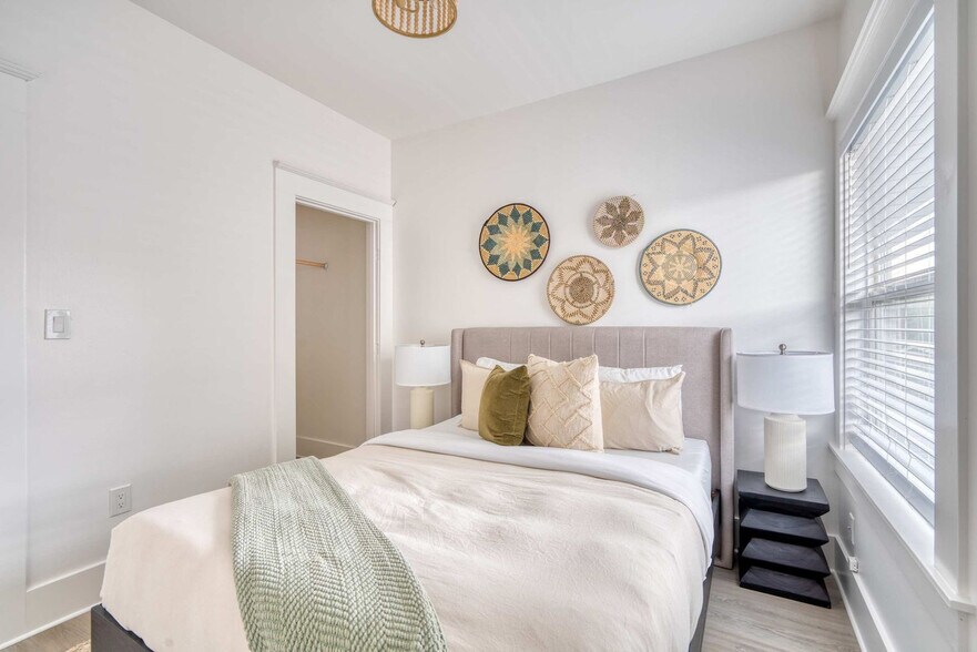 Building Photo - 315-317 Northeast Beech Street-SI ID1309843P