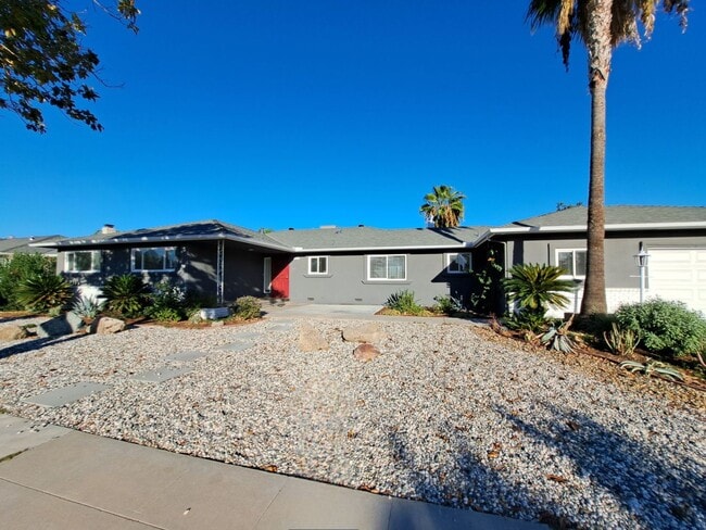 Building Photo - Beautiful 6-Bedroom Home with Pool & Outdo...