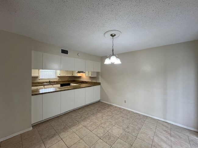 Building Photo - Quadrangle Townhome