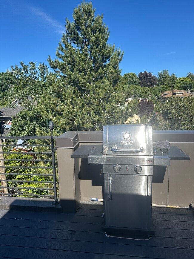 Building Photo - Capitol Hill Townhome