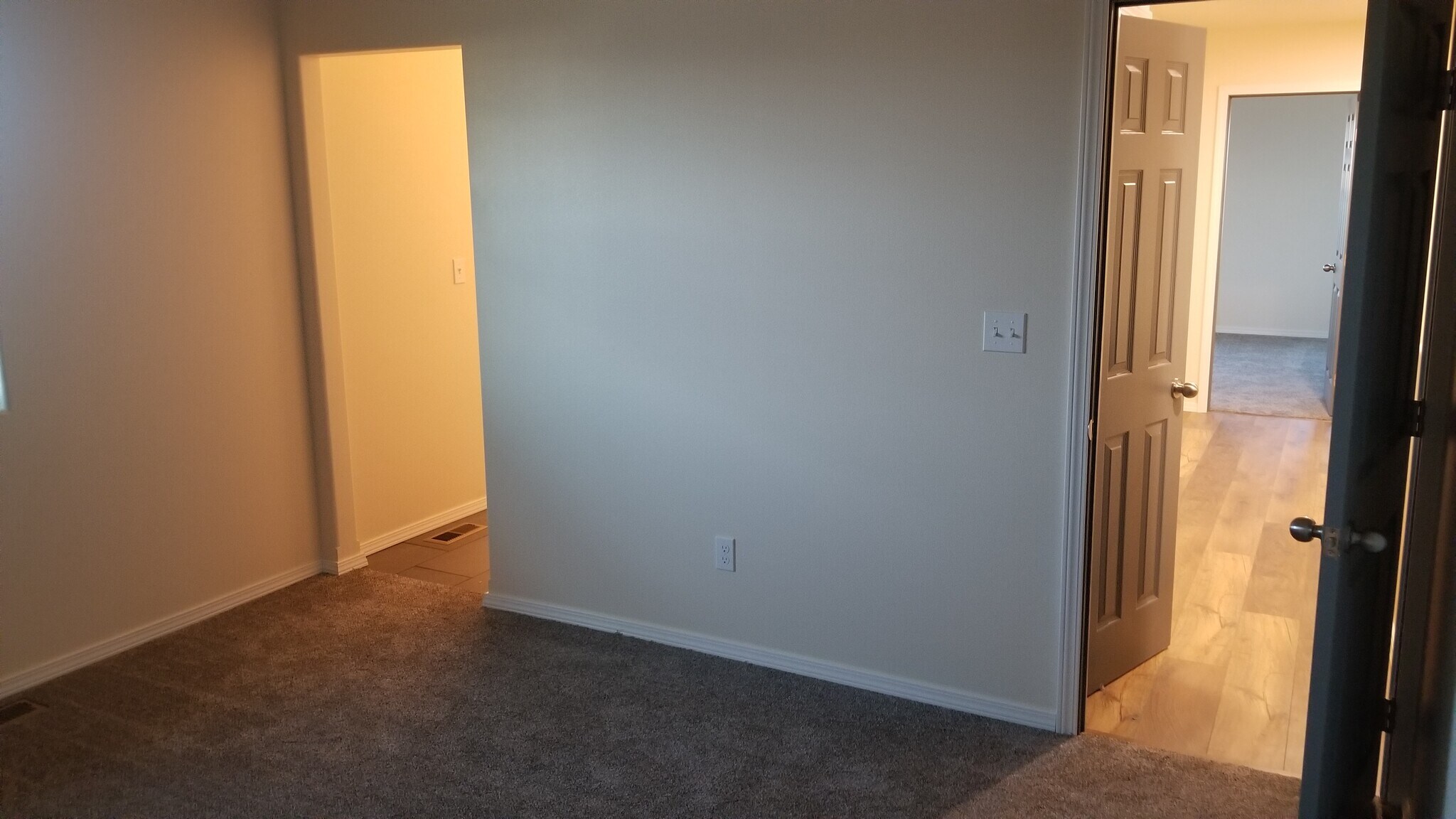 Building Photo - 1412 W Lakeside Dr