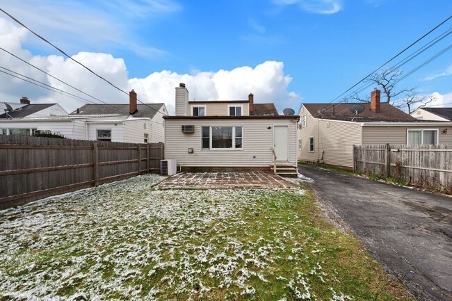 Building Photo - Beautiful Home in South Euclid