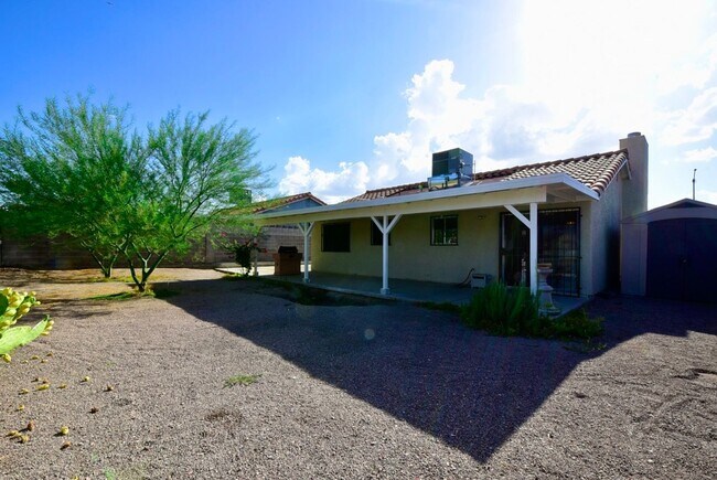 Building Photo - Spacious 2 Bedroom, 2 Bath Single-Story Home