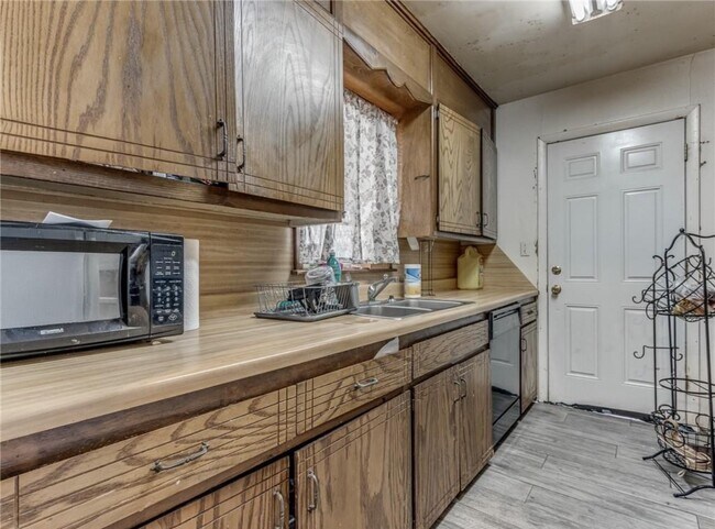 Building Photo - 2520 SW 45th St