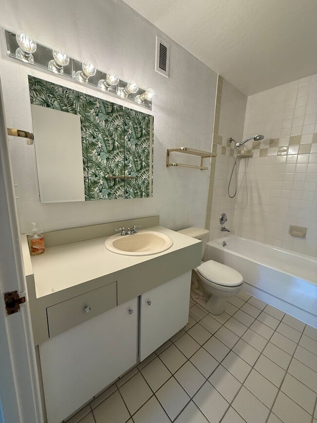 Building Photo - 1 Bed, 1 Bath Condo in Prime Belmont Location