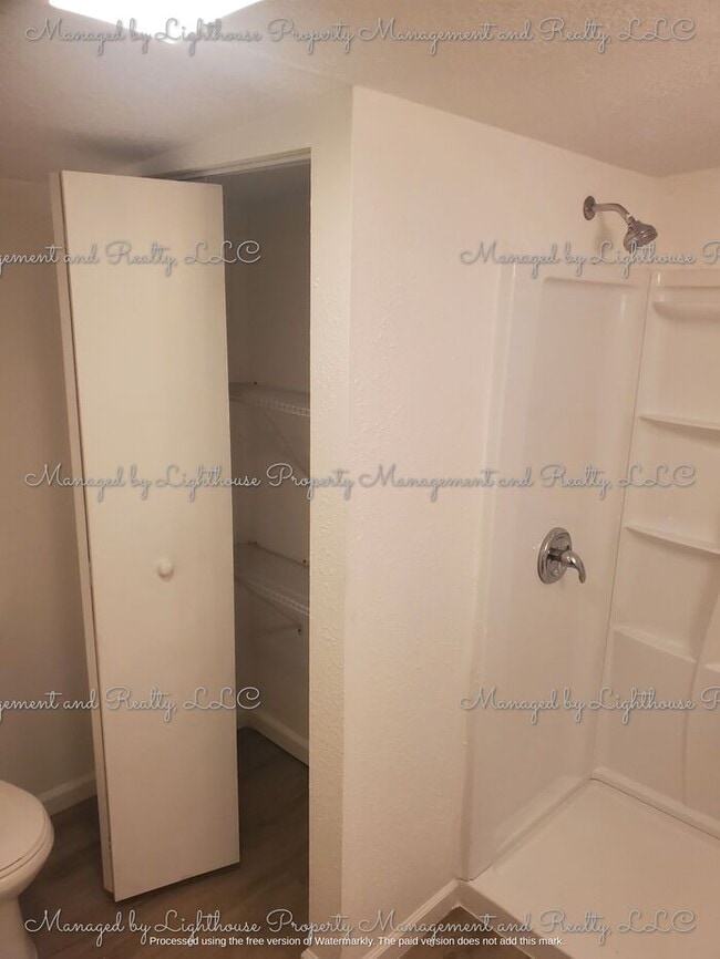 Building Photo - 2 Bedroom / 2 Bathroom Home in Historic Springfield ? Huge Fenced Yard