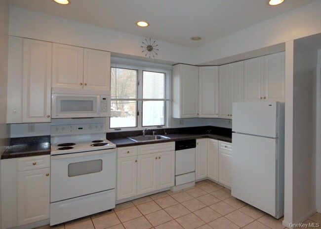 Building Photo - 142 W Boston Post Rd