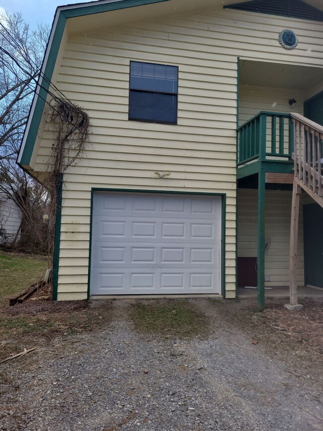 Primary Photo - Now Available! 1 bedroom 1 bathroom in Ros...