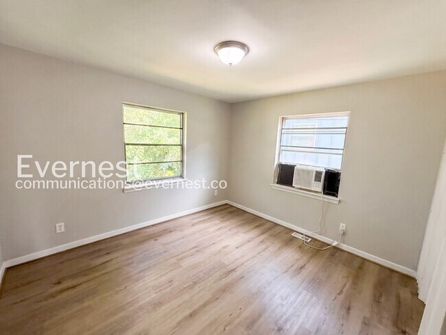 Building Photo - 3 Bed, 1 Bath Home with Fenced Yard / Vouchers Accepted / Available Now!