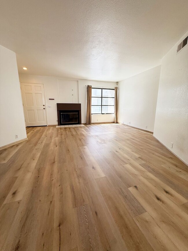 Building Photo - 2 Bed/2.5 Bath Upgraded Townhome in Pacifi...