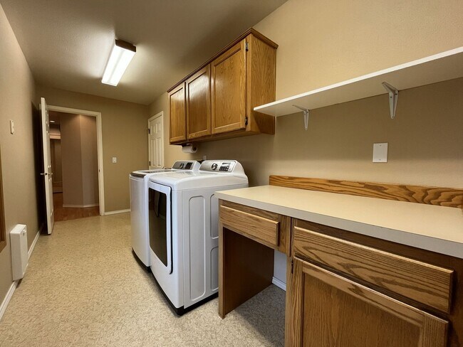 Building Photo - Elegant Home Offering Open Living Spaces, Spacious Primary Suite, and Nature-Inspired Yard