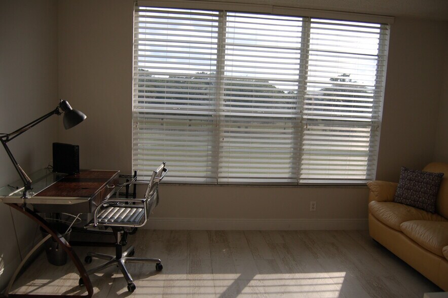 Building Photo - 575 Oaks Ln