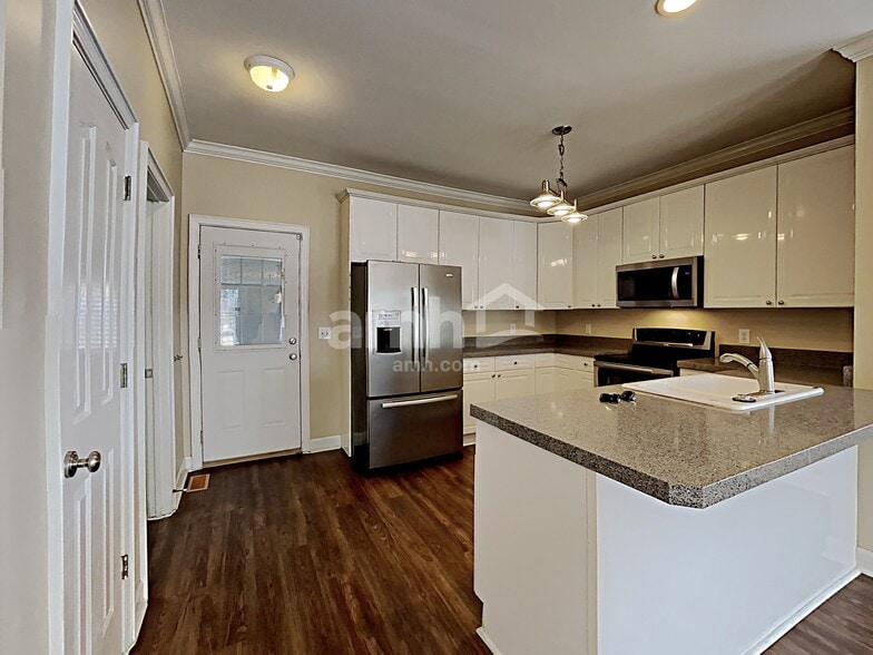 Building Photo - 3129 Jenkins Dr