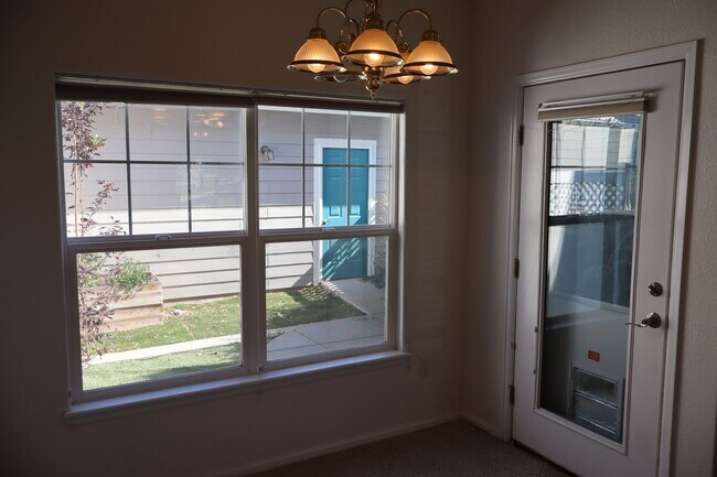 Building Photo - Spacious 2 Bed, 2.5 Bath Fort Collins Town...