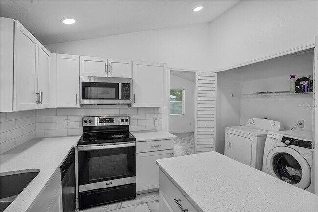 Building Photo - 906 Celery Ave