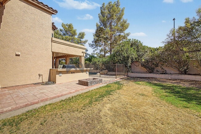 Building Photo - 1819 E Cascade Dr