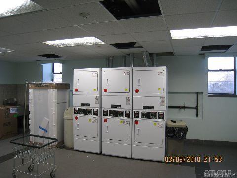 Building Photo - 25 W Broadway