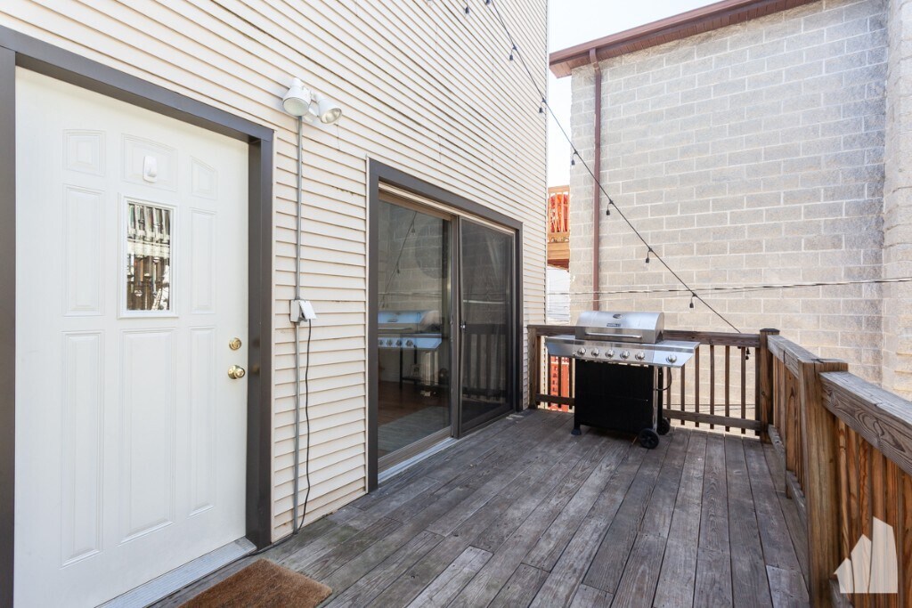 Building Photo - 1433 W Oakdale Ave