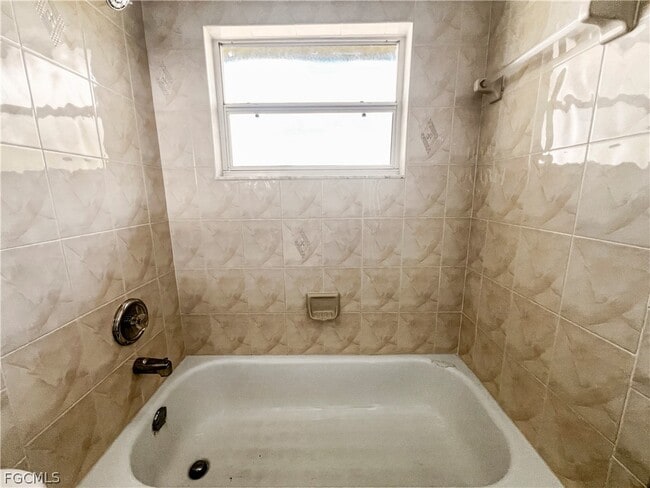 Building Photo - 1909 SW Santa Barbara Pl